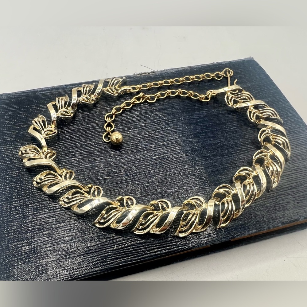 Vintage faded gold tone leafy cutout collar necklace choker 13” - 15” - Picture 3 of 6